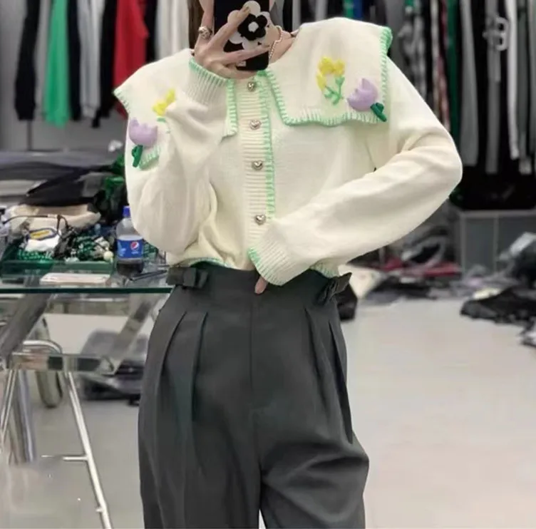 French Retro Sweet Short Knitted Cardigan Coat Stereoscopic Flower Embroidered Sweater 2022 Peter Pan Collar Single Breasted Top 
French Retro Sweet Short Knitted Cardigan Coat Stereoscopic Flower Embroidered Sweater 2022 Peter Pan Collar Single Breasted Top