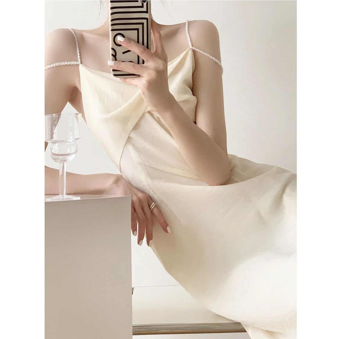 Off-white dress, new women's summer temperament, French Hepburn style, fairy dress, high-grade sense, sling skirt
Off-white dress, new women's summer temperament, French Hepburn style, fairy dress, high-grade sense, sling skirt