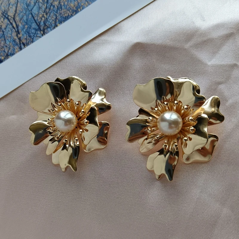 New Fashion Metal Flower Pearl Stud Earrings for Women Party Gifts Brincos 2022 Trendy Geometric Wedding Earring Jewelry
New Fashion Metal Flower Pearl Stud Earrings for Women Party Gifts Brincos 2022 Trendy Geometric Wedding Earring Jewelry