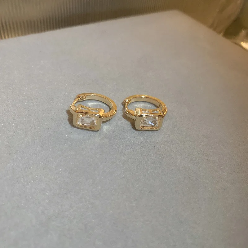 Minar Korean Fashion Shiny Rhinestones Hoop Earrings for Women Gold Silver Color Metal Circle Earring Casual Party Jewellery
Minar Korean Fashion Shiny Rhinestones Hoop Earrings for Women Gold Silver Color Metal Circle Earring Casual Party Jewellery