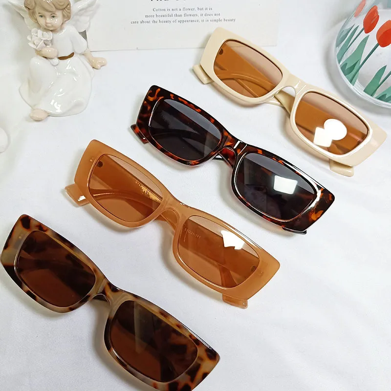 Очки солнцезащитные женские квадратные в маленькой оправе с градиентными зеркальными линзами
Очки солнцезащитные женские квадратные в маленькой оправе с градиентными зеркальными линзами