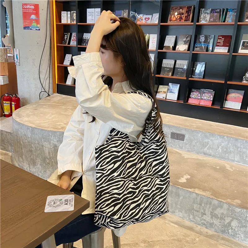 Zebra Pattern Shoulder Bag for Women Large Capacity Leisure Tote Bag Fashion Canvas Travel Handbag Retro Trend Shopping Bags
Zebra Pattern Shoulder Bag for Women Large Capacity Leisure Tote Bag Fashion Canvas Travel Handbag Retro Trend Shopping Bags