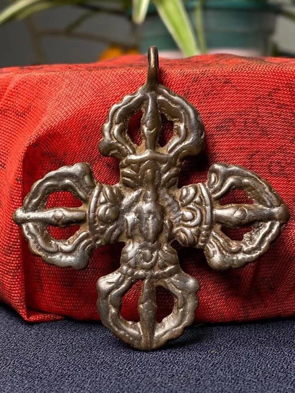 Nepalese Tibetan Lima Copper Hand Knock Carved Vajra pestle Dharma Tool Hanging Tag Drop Copper Bead Dharma Tool Hanging Access
Nepalese Tibetan Lima Copper Hand Knock Carved Vajra pestle Dharma Tool Hanging Tag Drop Copper Bead Dharma Tool Hanging Access