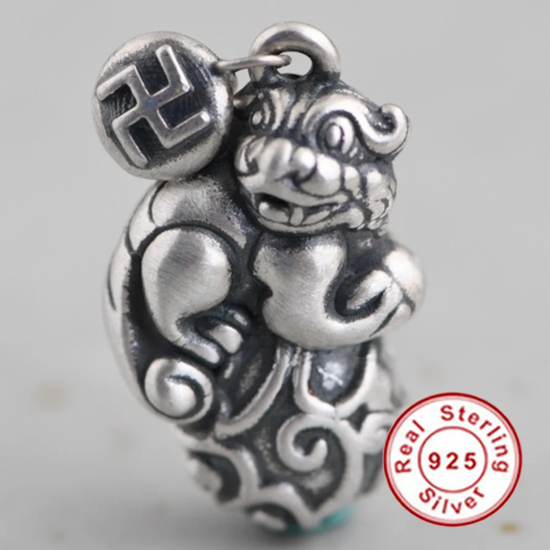 Масса 3,1 г Роскошные ювелирные изделия из стерлингового серебра 925 пробы винтажное буддистское ожерелье с кулоном в виде симбо Будды свасти... 
Масса 3,1 г Роскошные ювелирные изделия из стерлингового серебра 925 пробы винтажное буддистское ожерелье с кулоном в виде симбо Будды свасти...