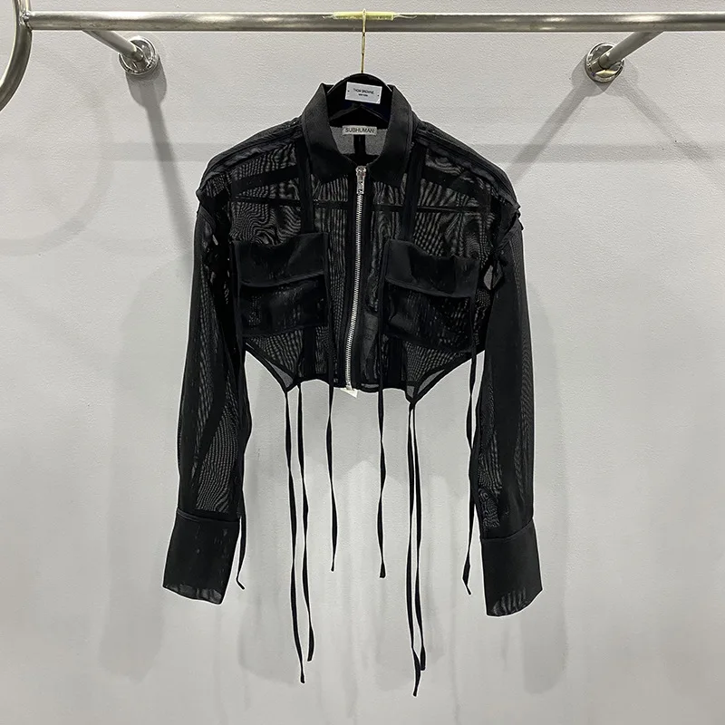 Женская короткая куртка на молнии с сетчатым карманом и отложным воротником
Женская короткая куртка на молнии с сетчатым карманом и отложным воротником