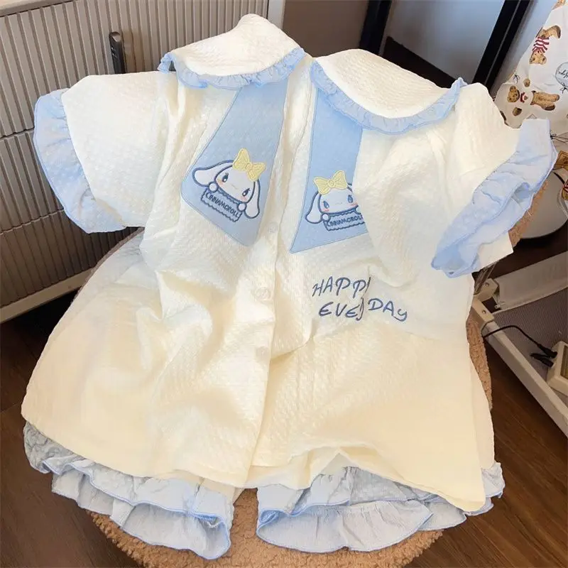 Милый Летний пижамный комплект Sanrios Cinnamoroll, женская одежда для отдыха, одежда для сна, шорты с коротким рукавом, милый мультяшный комплект для отдыха
Милый Летний пижамный комплект Sanrios Cinnamoroll, женская одежда для отдыха, одежда для сна, шорты с коротким рукавом, милый мультяшный комплект для отдыха