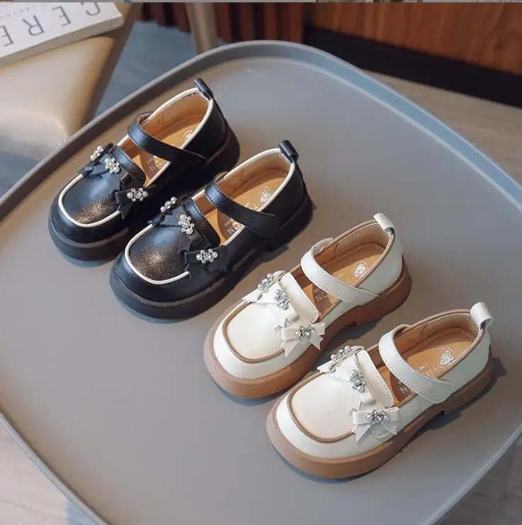 Girls' Leather Shoes 2023 Spring Autumn New Soft Soles Children's Princess Shoes Foreign Style Girls' Bean Shoes Size 23-36
Girls' Leather Shoes 2023 Spring Autumn New Soft Soles Children's Princess Shoes Foreign Style Girls' Bean Shoes Size 23-36