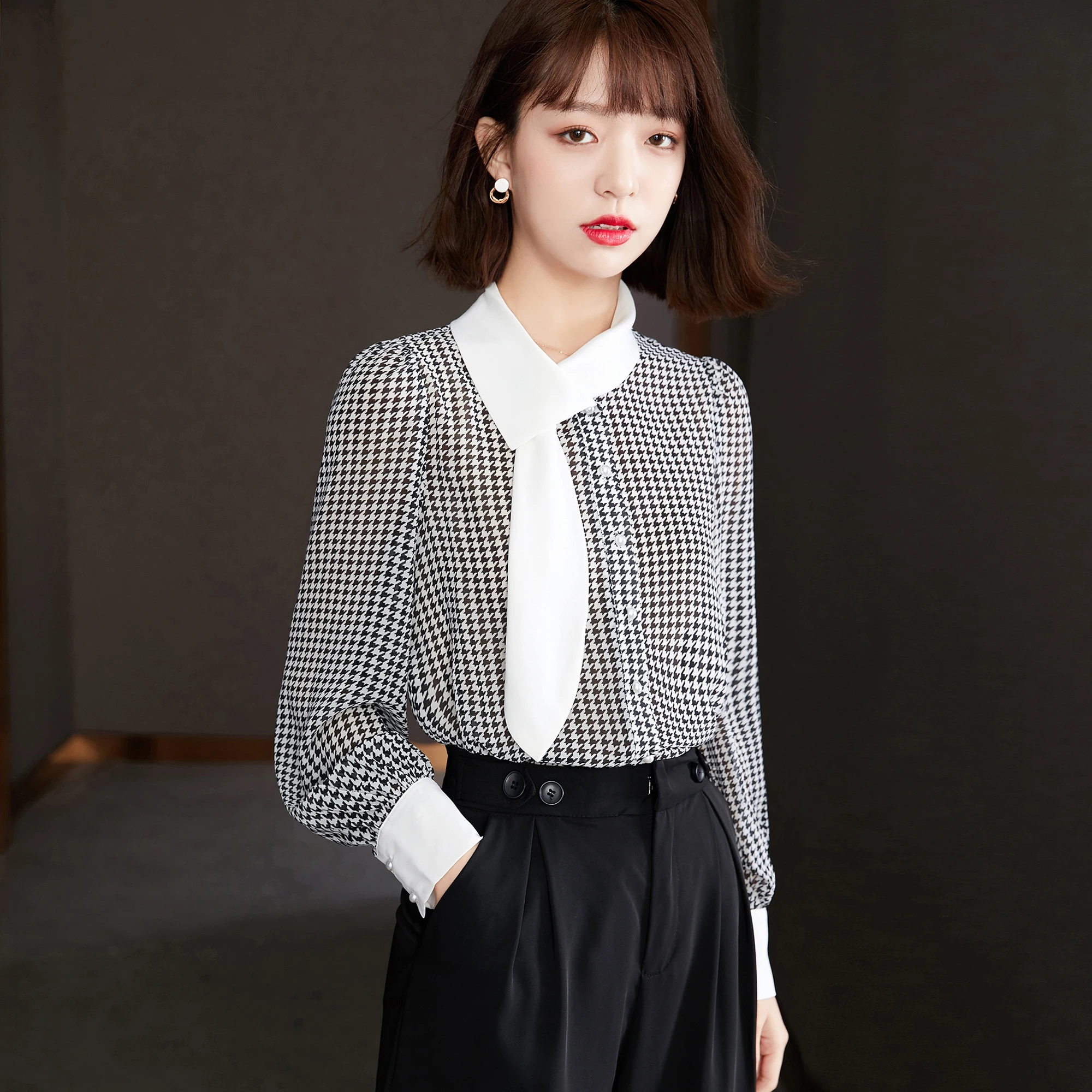 French Style Vintage Long Sleeve Scarf Collar Slim Dress Shirt 2022 Autumn New Women Elegant Office Lady Work Tops Blouse A1146
French Style Vintage Long Sleeve Scarf Collar Slim Dress Shirt 2022 Autumn New Women Elegant Office Lady Work Tops Blouse A1146