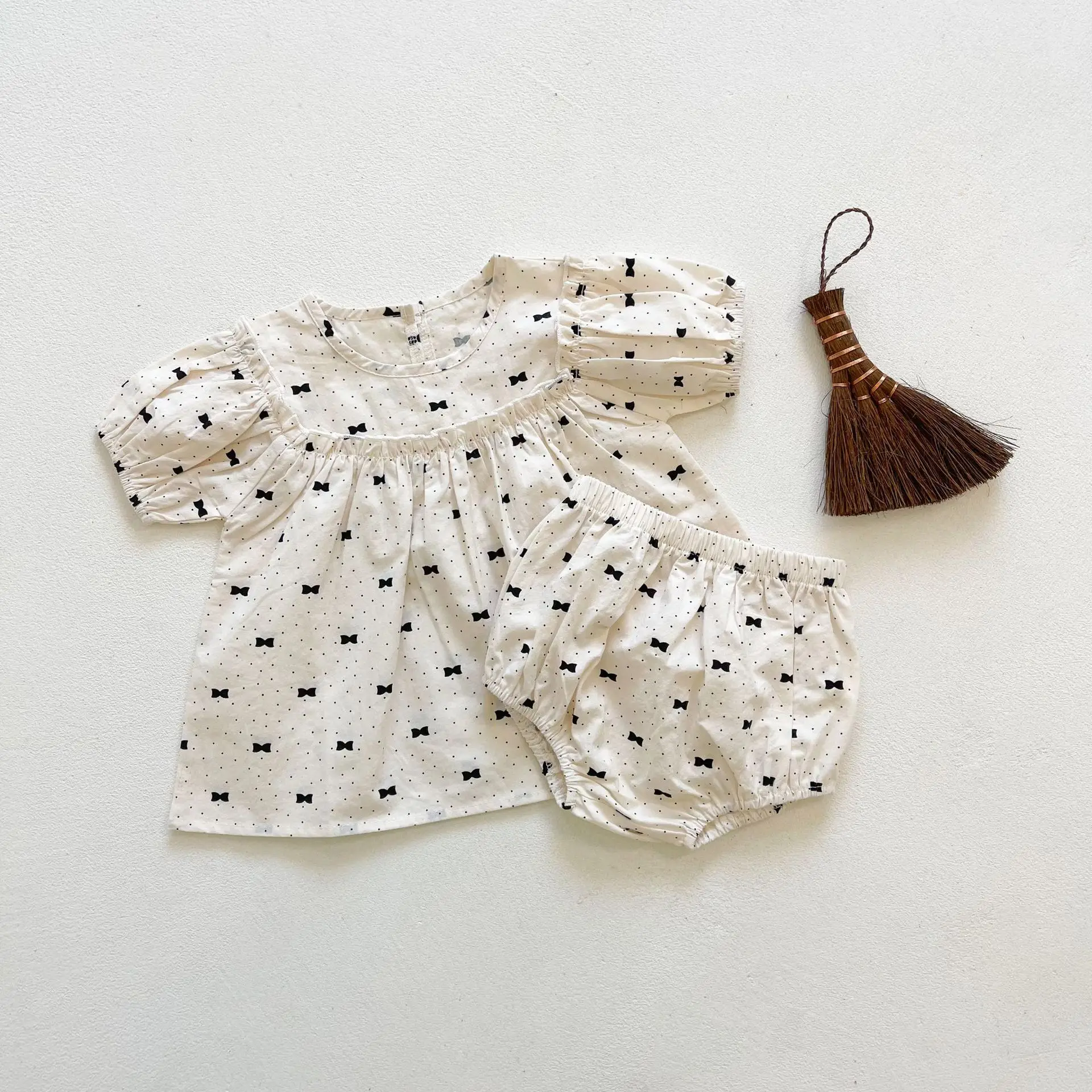 2022 summer girls' pants suit printing baby baby short-sleeved top bag bag pants two-piece set
2022 summer girls' pants suit printing baby baby short-sleeved top bag bag pants two-piece set