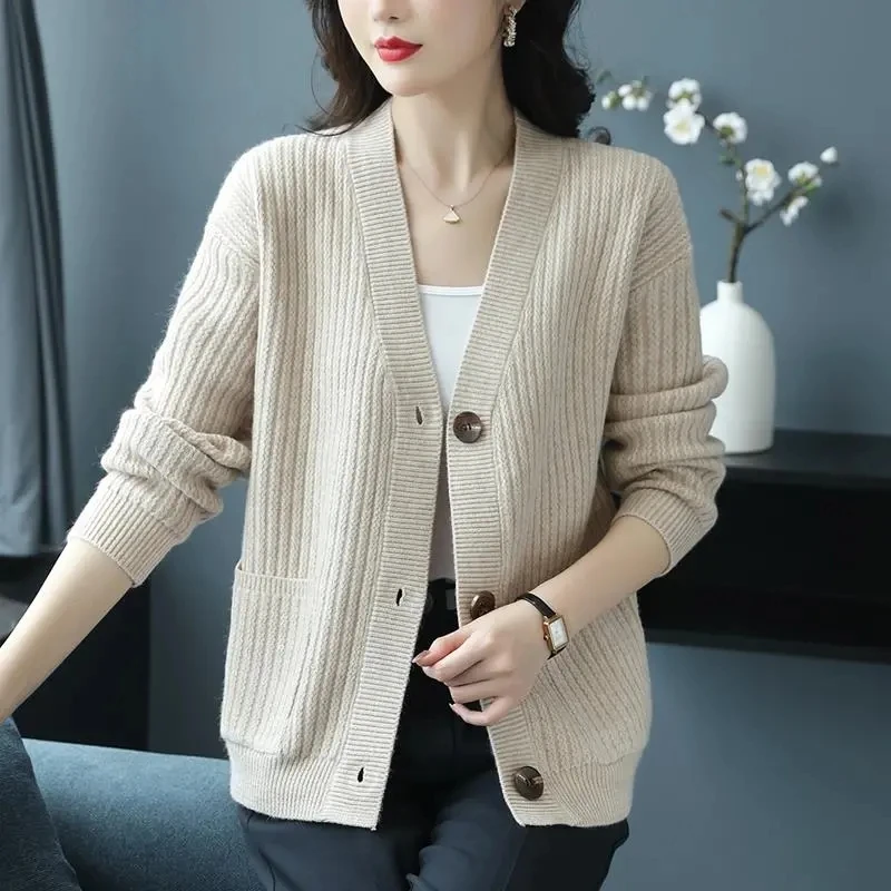 Spring Autumn New Women Short Knitted Cardigan Fashion Middle-Aged Mom V-Neck Pocket Solid Color Knitwear Sweater Ladies G2867
Spring Autumn New Women Short Knitted Cardigan Fashion Middle-Aged Mom V-Neck Pocket Solid Color Knitwear Sweater Ladies G2867