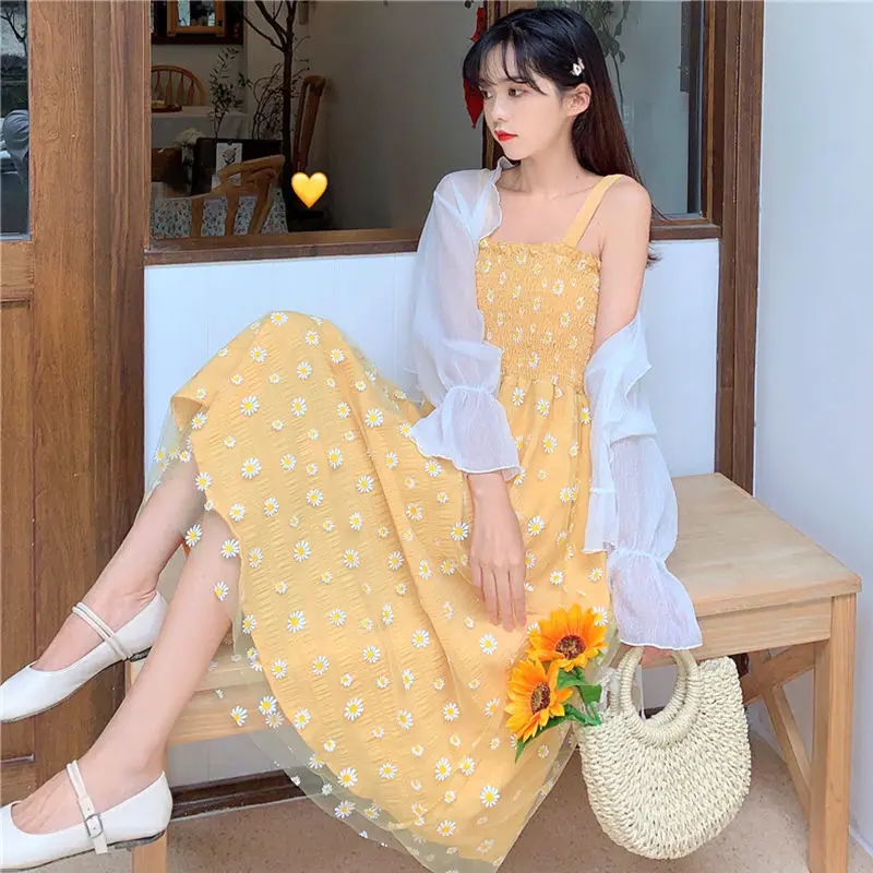 White small fresh daisy floral medium and long thin suspender dress children's new summer
White small fresh daisy floral medium and long thin suspender dress children's new summer