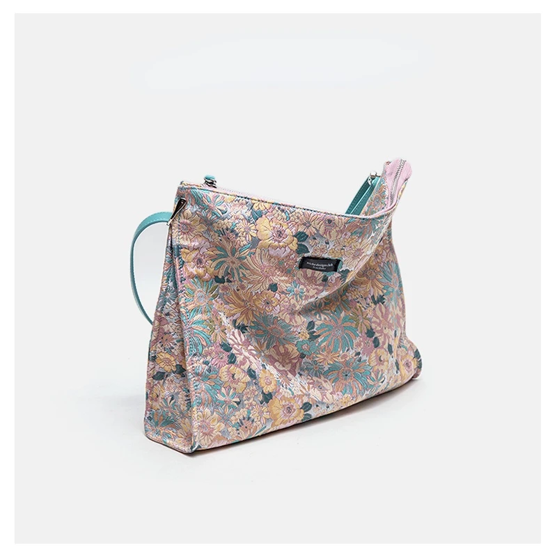 Original Retro Flower Embroidered Shoulder Crossbody Large Capacity Jacquard Tote Bag
Original Retro Flower Embroidered Shoulder Crossbody Large Capacity Jacquard Tote Bag