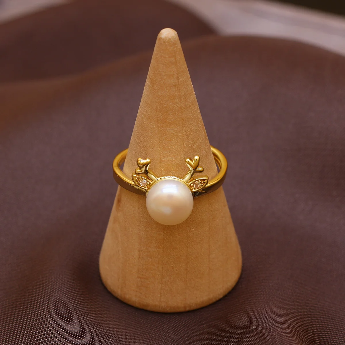 Natural White Pearl Open Rings Antler Shape Gold Color Zinc Alloy Finger Ring for Women Elegant Anniversary Party Jewelry Gifts
Natural White Pearl Open Rings Antler Shape Gold Color Zinc Alloy Finger Ring for Women Elegant Anniversary Party Jewelry Gifts