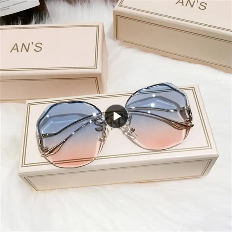 2022 Fashion Brown Gradient Sunglasses Women's Frameless Cut Edge Multi-Deformable Metal Curved Temple Sunglasses
2022 Fashion Brown Gradient Sunglasses Women's Frameless Cut Edge Multi-Deformable Metal Curved Temple Sunglasses