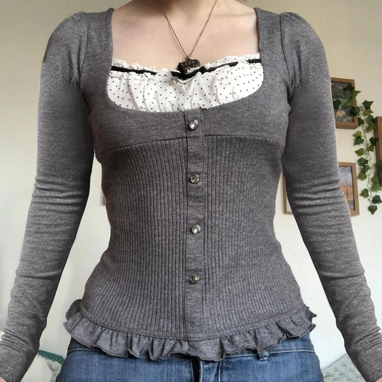 Женская трикотажная футболка в горошек, с оборками и длинным рукавом
Женская трикотажная футболка в горошек, с оборками и длинным рукавом