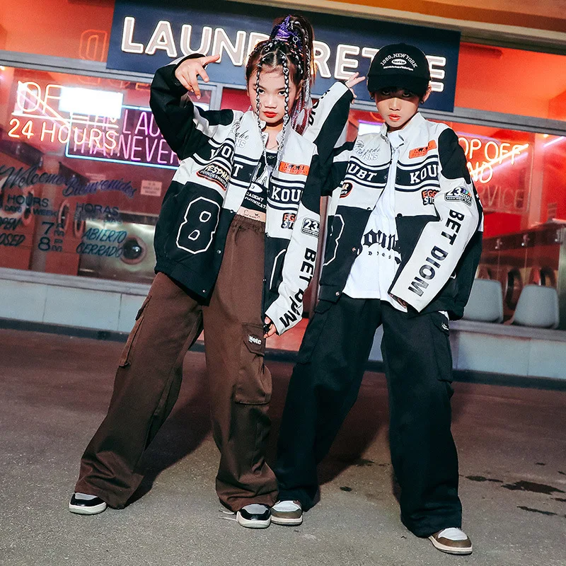 Новинка 2022, джазовые танцевальные костюмы для детей, куртка с длинным рукавом, штаны в стиле хип-хоп, наряды в стиле K-POP для девочек и мальчиков, одежда для бальной комнаты в стиле хип-хоп
Новинка 2022, джазовые танцевальные костюмы для детей, куртка с длинным рукавом, штаны в стиле хип-хоп, наряды в стиле K-POP для девочек и мальчиков, одежда для бальной комнаты в стиле хип-хоп