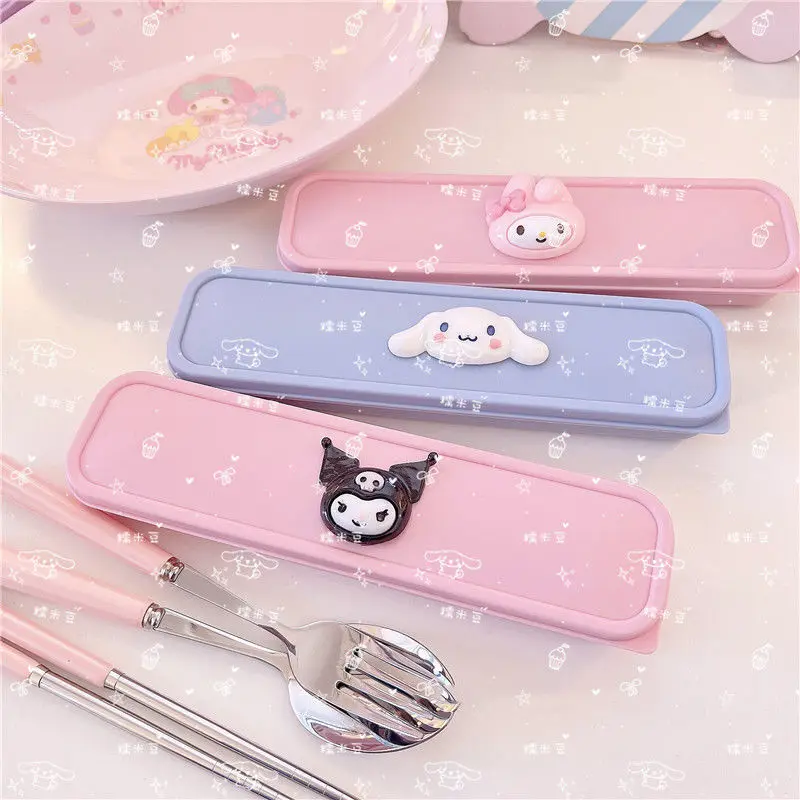 Мультяшные аксессуары Sanrio Kuromi MyMelody Cinnamoroll Kawaii набор посуды вилка ложка палочки портативные из трех частей подарок для девочки
Мультяшные аксессуары Sanrio Kuromi MyMelody Cinnamoroll Kawaii набор посуды вилка ложка палочки портативные из трех частей подарок для девочки