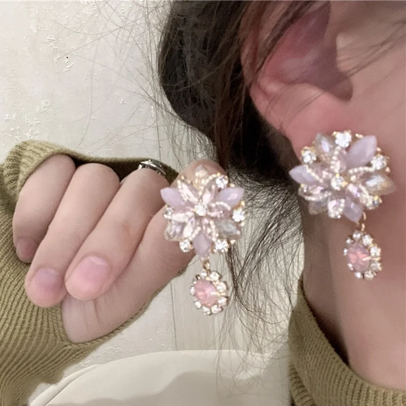 Minar Exquisite Bling Rhinestone Long Drop Earrings for Women Pink Color Flowers Hanging Dangle Earring Vintage Party Jewelry
Minar Exquisite Bling Rhinestone Long Drop Earrings for Women Pink Color Flowers Hanging Dangle Earring Vintage Party Jewelry