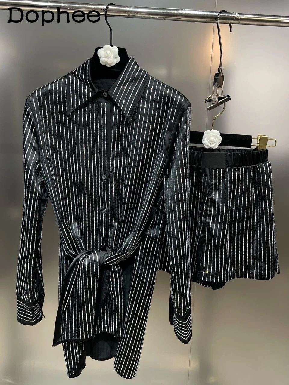 Fall 2022 Shirt Shorts Outfits Temperament Lapel Long Sleeve Rhinestone Black Shirt Top Women Loose Casual Shorts Two-Piece Set
Fall 2022 Shirt Shorts Outfits Temperament Lapel Long Sleeve Rhinestone Black Shirt Top Women Loose Casual Shorts Two-Piece Set