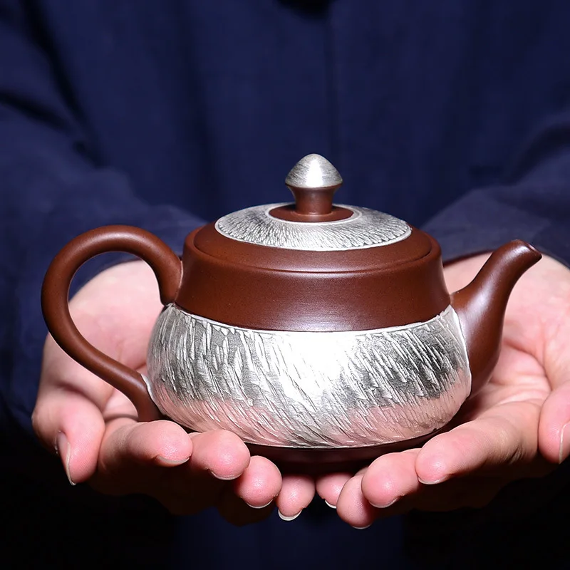 999 Pure silver gilding hand-made purple clay teapot for household use with silver hammer pattern knife and purple clay teapot
999 Pure silver gilding hand-made purple clay teapot for household use with silver hammer pattern knife and purple clay teapot