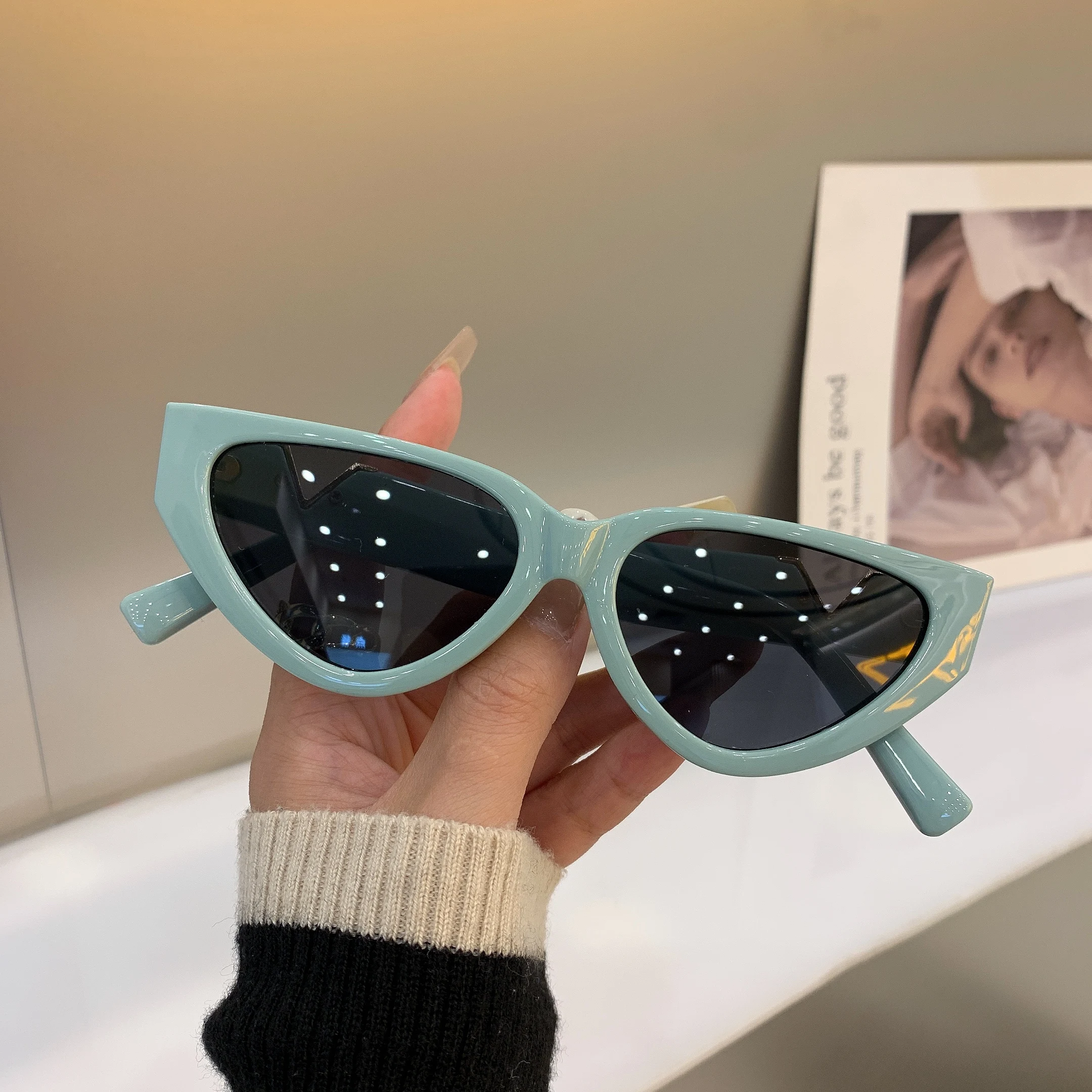Fashion Hot Cat Eye Small Frame Sunglasses Female Women Trendy Summer Eyewear New Brand Designer Cool UV400 Shades for Ladies
Fashion Hot Cat Eye Small Frame Sunglasses Female Women Trendy Summer Eyewear New Brand Designer Cool UV400 Shades for Ladies