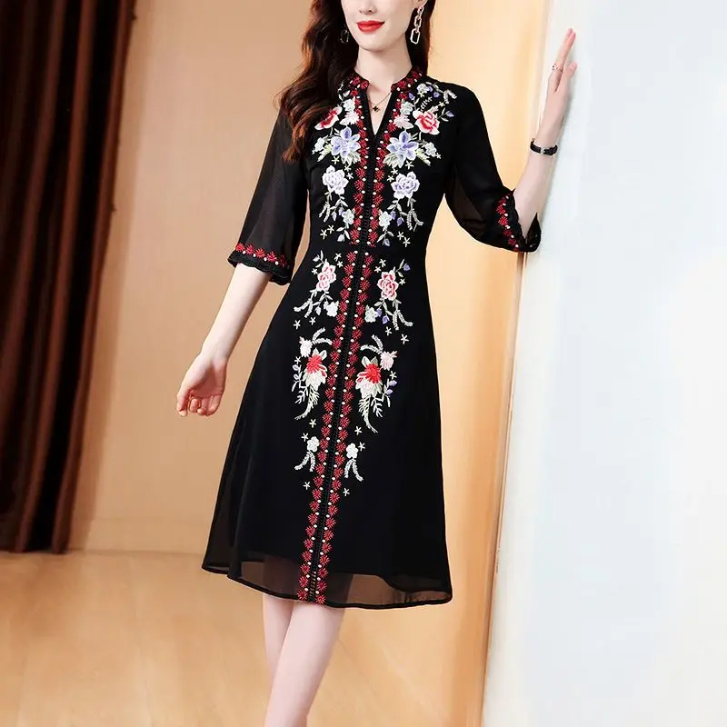 Retro V-neck Dress Women's 2023 Summer New Printed Mesh Ethnic Style Design Feels Slim Mid Length Skirt
Retro V-neck Dress Women's 2023 Summer New Printed Mesh Ethnic Style Design Feels Slim Mid Length Skirt