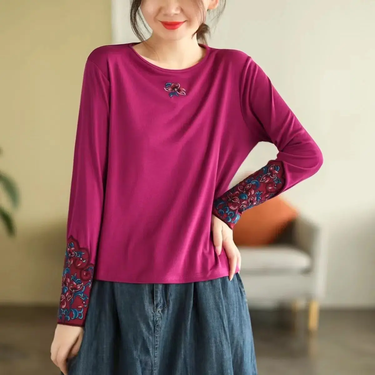 Ethnic Style Embroidered Long Sleeved T-shirt for Women Autumn New Base Shirt Female Slim Fit Outwear O Neck Pullovers Tops
Ethnic Style Embroidered Long Sleeved T-shirt for Women Autumn New Base Shirt Female Slim Fit Outwear O Neck Pullovers Tops