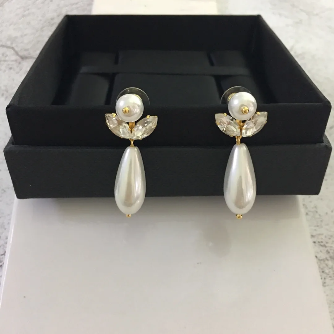 European and American popular leaf pendant earrings 
European and American popular leaf pendant earrings