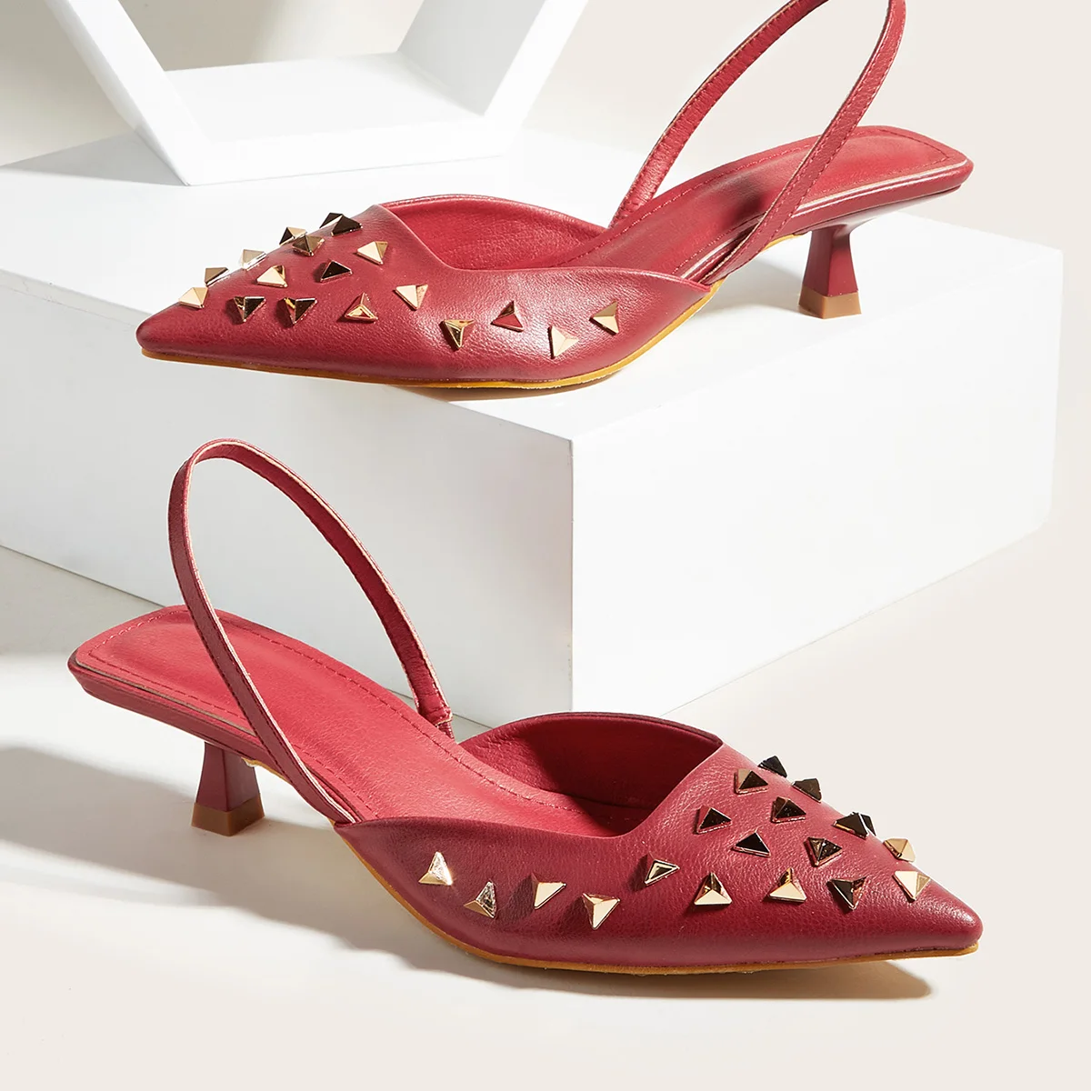 2021 spring new pointed shallow mouth single shoes women flat leather rivet boat shoes low-heeled women's shoes are not tired wi
2021 spring new pointed shallow mouth single shoes women flat leather rivet boat shoes low-heeled women's shoes are not tired wi