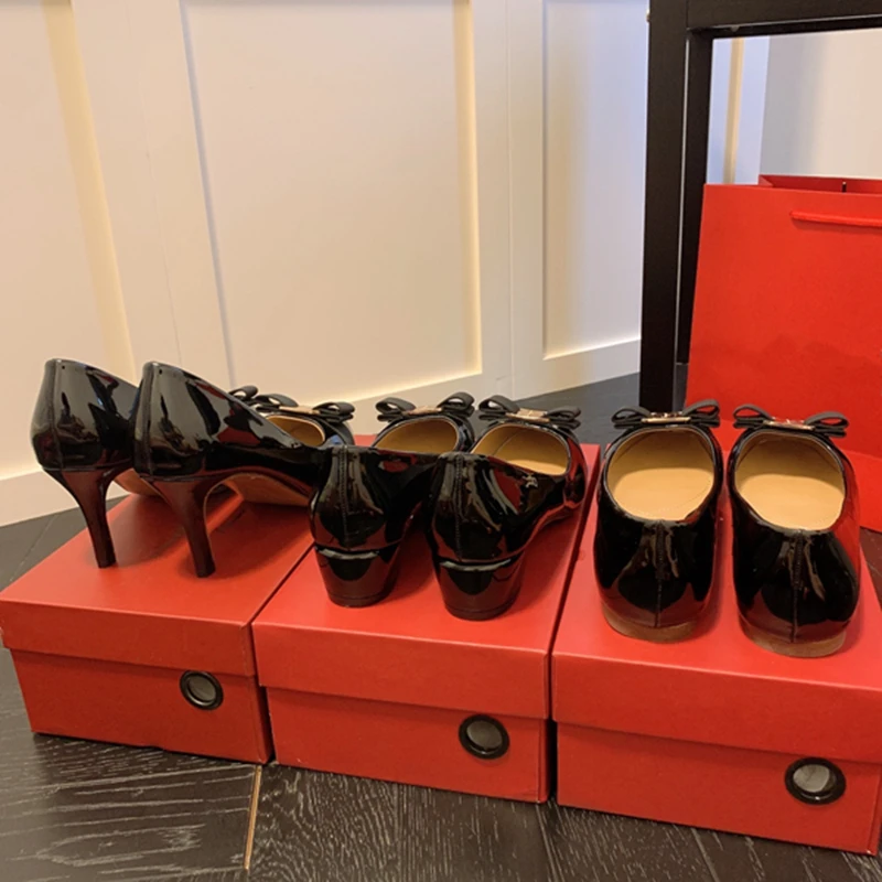 European American Classic Style Patent Leather Round Toe Metal Bowknot Flat Women's Shoes Red High Heels Wedding Shoes Pumps
European American Classic Style Patent Leather Round Toe Metal Bowknot Flat Women's Shoes Red High Heels Wedding Shoes Pumps