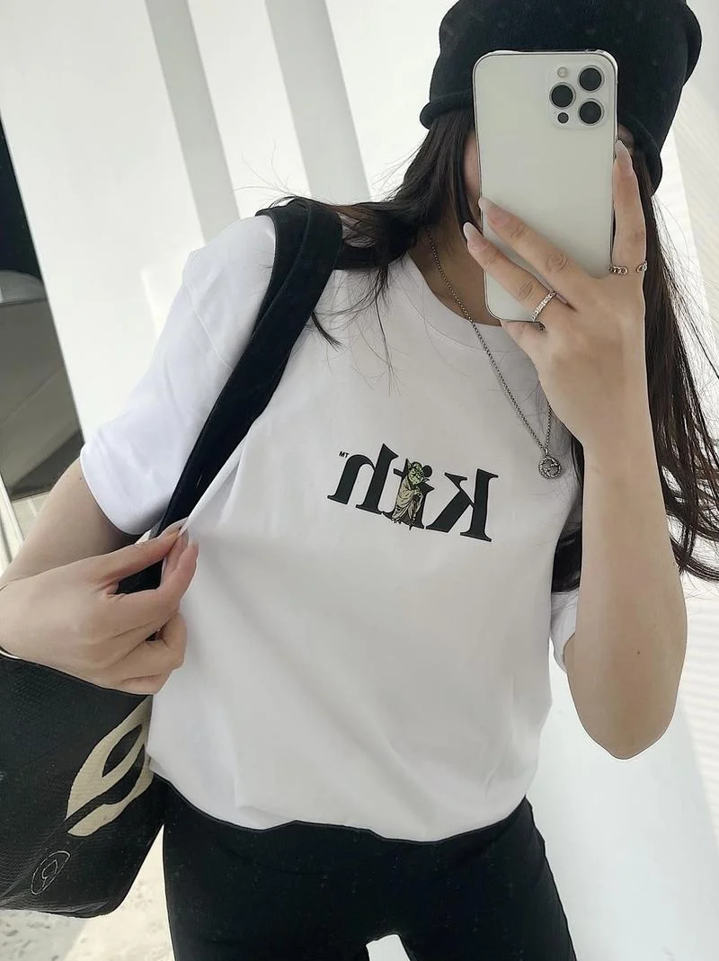 22SS Classic Letter Logo Printing Kith T Shirt Men Women EU Size 100% Cotton Kith Top Tees Fashion Summer Harajuku Tiny Spark
22SS Classic Letter Logo Printing Kith T Shirt Men Women EU Size 100% Cotton Kith Top Tees Fashion Summer Harajuku Tiny Spark