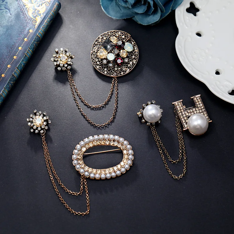 Vintage Rhinestone Pearl Geometric Brooches Pins For Women Classic Tassel Trendy Badges Chains Suit Clothes Brooch Pin Jewelry
Vintage Rhinestone Pearl Geometric Brooches Pins For Women Classic Tassel Trendy Badges Chains Suit Clothes Brooch Pin Jewelry