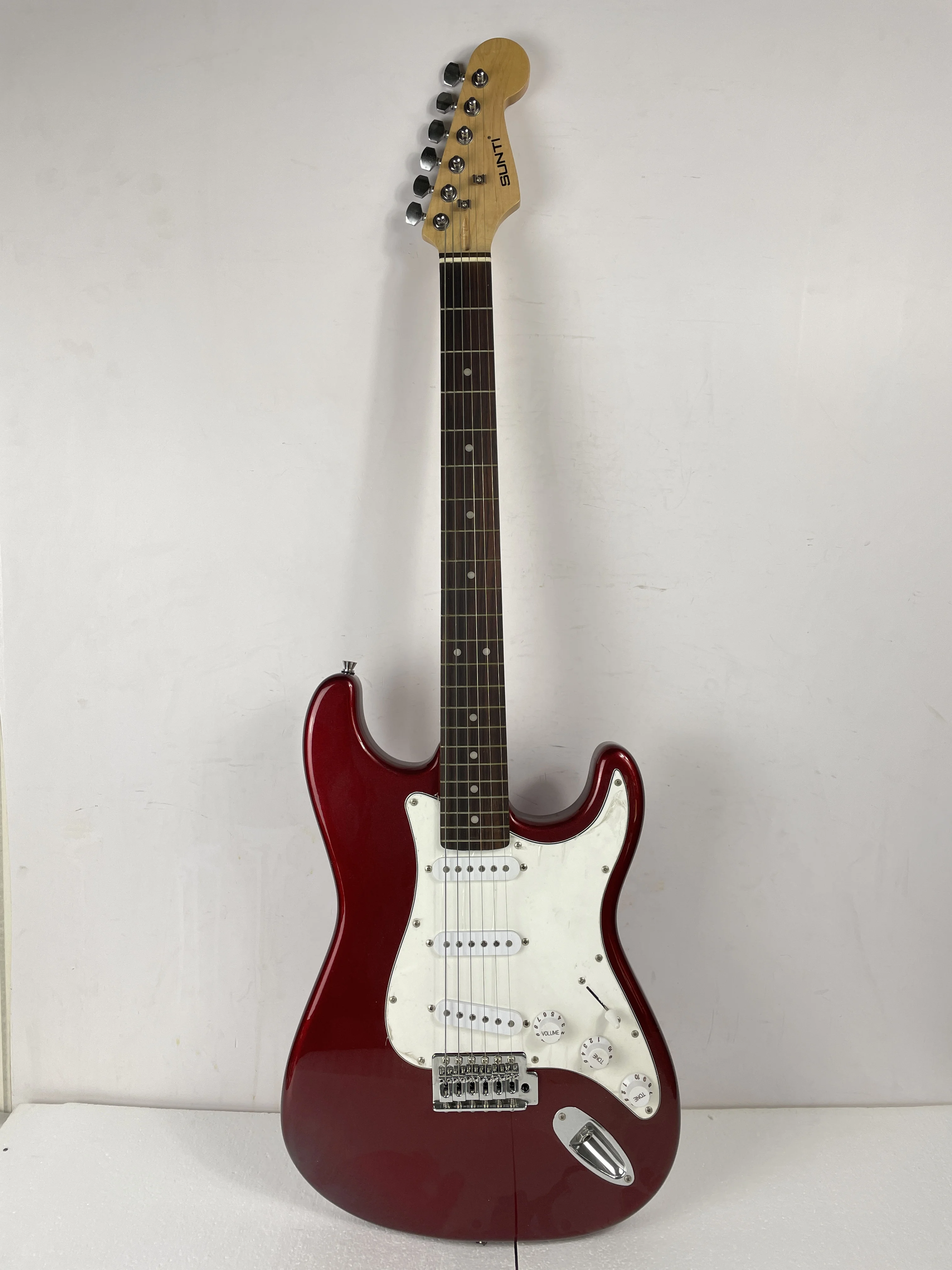 Stratocaster-r style custom body 6-string electric guitar bass wooden body professional guitar with necessary guitar components
Stratocaster-r style custom body 6-string electric guitar bass wooden body professional guitar with necessary guitar components