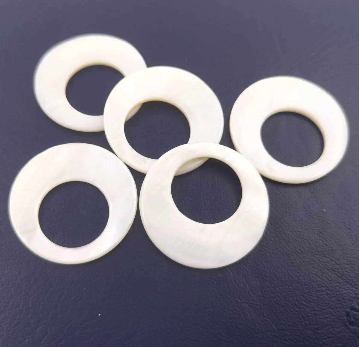 New Fashion 5 PCS 30mm Round Coin Shell Charms Pendant Natural Mother of Pearl Big Hole
New Fashion 5 PCS 30mm Round Coin Shell Charms Pendant Natural Mother of Pearl Big Hole