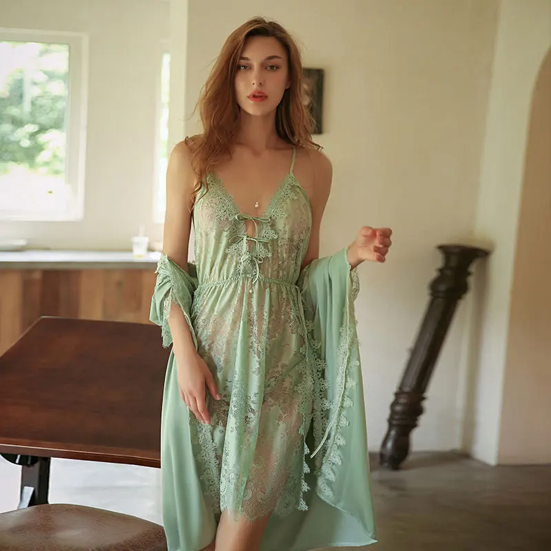 Костюм женский атласный кружевной с V-образным вырезом, 2 предмета
Костюм женский атласный кружевной с V-образным вырезом, 2 предмета