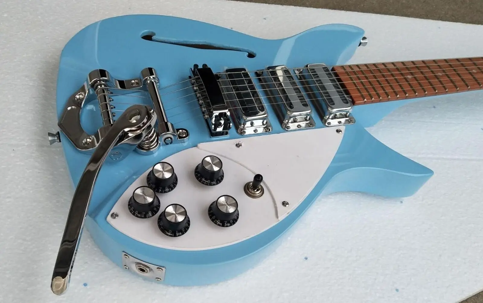 Semi Hollow Light Blue Electric Guitar Vibrato Tail Single F Hole Paint Finger
Semi Hollow Light Blue Electric Guitar Vibrato Tail Single F Hole Paint Finger