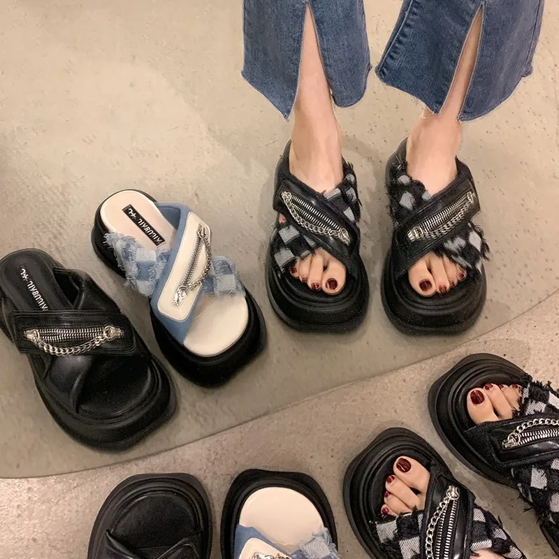 Шлепанцы женские на толстой подошве, сандалии с цепочкой и толстым каблуком, модные тапочки на платформе, сланцы для дома и улицы, лето
Шлепанцы женские на толстой подошве, сандалии с цепочкой и толстым каблуком, модные тапочки на платформе, сланцы для дома и улицы, лето