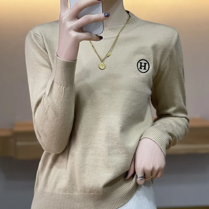 Women's Loose Round Neck Sweater Solid Color Spring And Autumn Style Letter Knitted Embroidery Sweater Soft Bottom Pullover
Women's Loose Round Neck Sweater Solid Color Spring And Autumn Style Letter Knitted Embroidery Sweater Soft Bottom Pullover