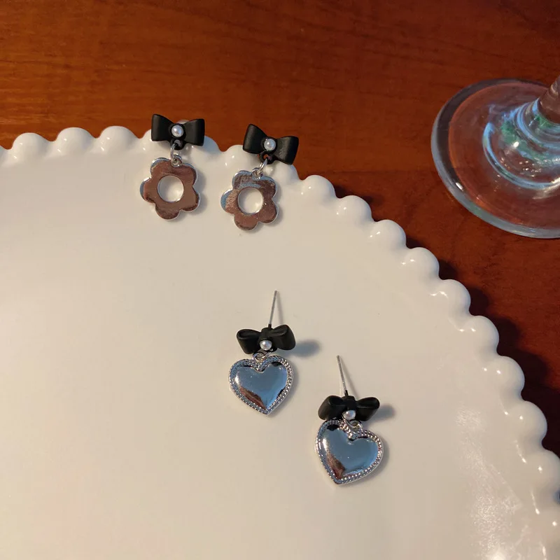 S925 needle Modern Jewelry Heart Flower Earrings Popular Design Vintage Temperament Black Bow Drop Earrings For Girl Lady Gifts
S925 needle Modern Jewelry Heart Flower Earrings Popular Design Vintage Temperament Black Bow Drop Earrings For Girl Lady Gifts