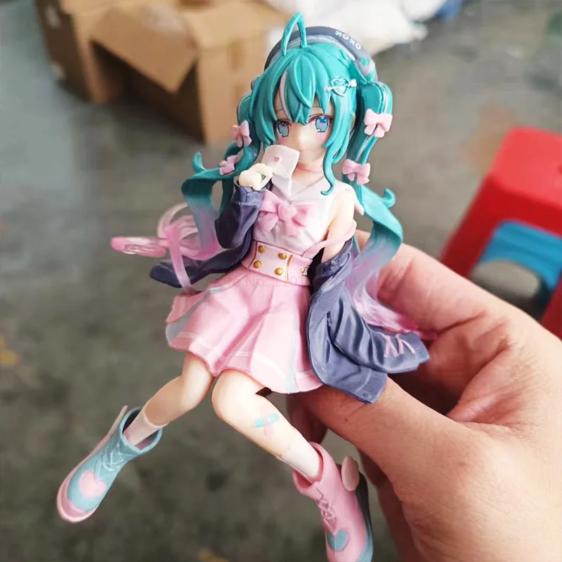 Новинка 14 см виртуальный идол певица аниме Hatsune Miku фигурки красивые фигурки милые прессованные мгновенные лапши декоративная модель для
Новинка 14 см виртуальный идол певица аниме Hatsune Miku фигурки красивые фигурки милые прессованные мгновенные лапши декоративная модель для