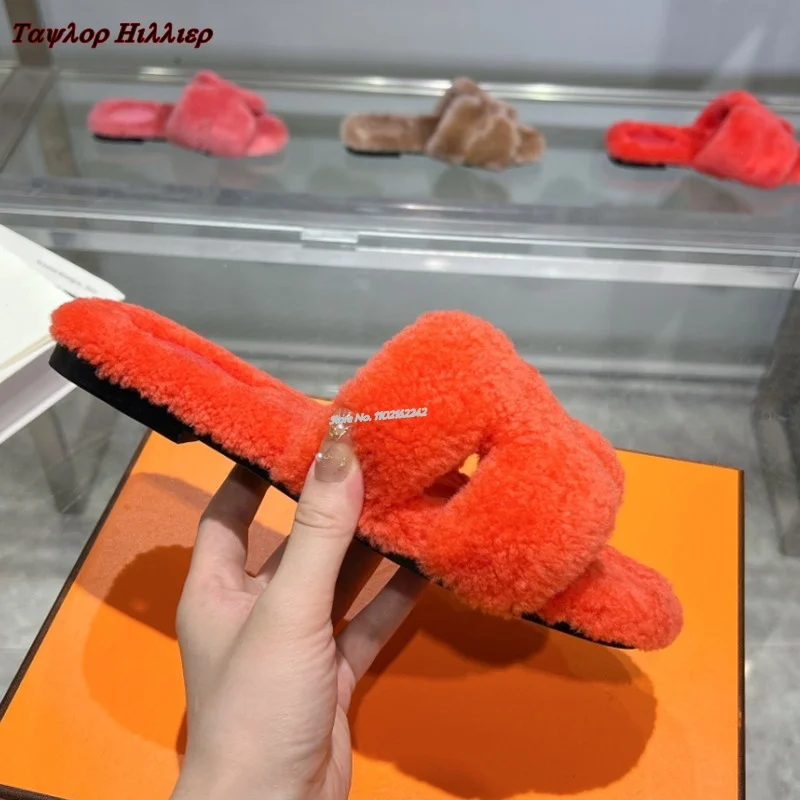 Осенние новые шерстяные кожаные плоские тапочки с круглым носком Нескользящие Удобные однотонные универсальные теплые зимние роскошные Тапочки-гладиаторы
Осенние новые шерстяные кожаные плоские тапочки с круглым носком Нескользящие Удобные однотонные универсальные теплые зимние роскошные Тапочки-гладиаторы