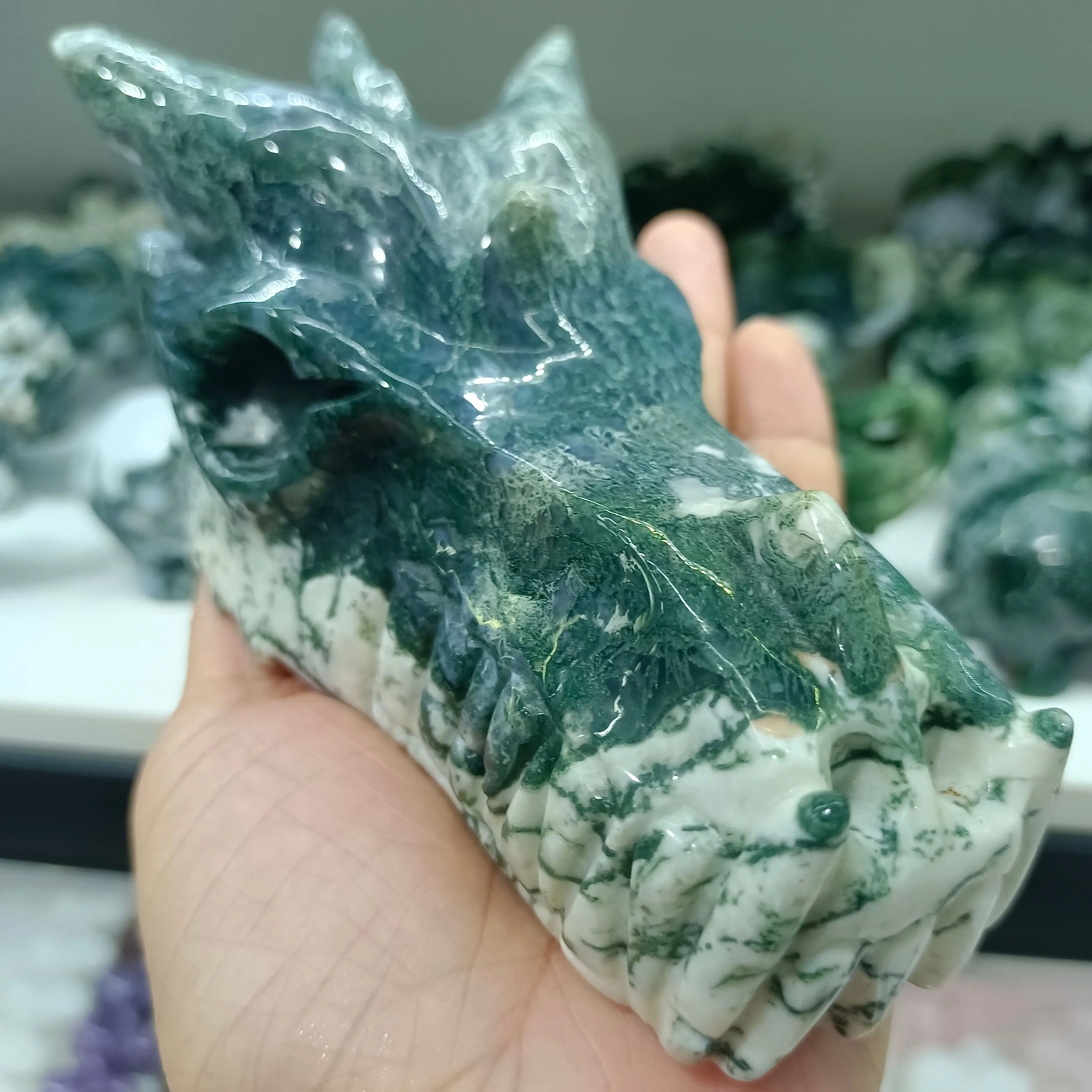 Natural Water Grass Agate Hand Carved Dragon Head Crystal Energy Healing Ornaments Home Office Decoration Craft Gifts Feng Shui
Natural Water Grass Agate Hand Carved Dragon Head Crystal Energy Healing Ornaments Home Office Decoration Craft Gifts Feng Shui