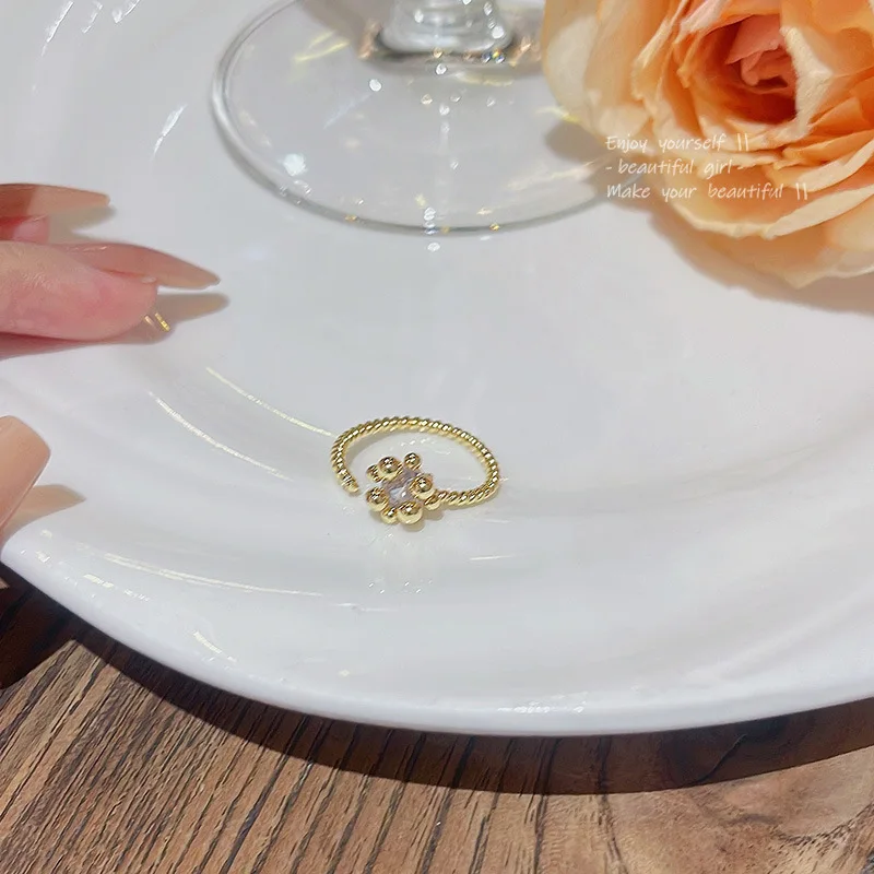 Korean Luxury Zircon Flower Niche Advanced Design Sense Opening Fine Twist Rings for Women Jewelry Gift Free Shipping Items boho
Korean Luxury Zircon Flower Niche Advanced Design Sense Opening Fine Twist Rings for Women Jewelry Gift Free Shipping Items boho