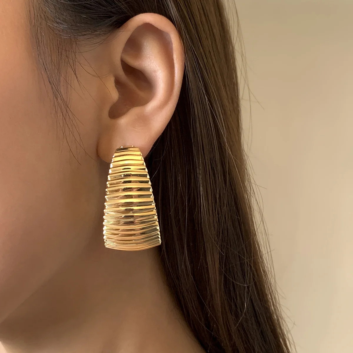 Exaggerated Punk Metal Stripe Geometric C-shaped Hoop Earrings for Women Trend Hip-hop Fashion Hoop Earrings Stud Earrings
Exaggerated Punk Metal Stripe Geometric C-shaped Hoop Earrings for Women Trend Hip-hop Fashion Hoop Earrings Stud Earrings