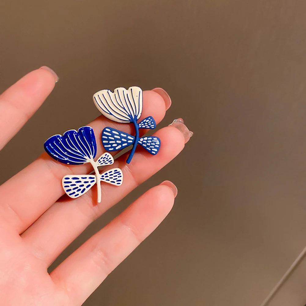 2022 New White Blue Painting Leaf Flower Earrings For Women Chic Jewelry Personality Asymmetrical Ear Studs Fashion Earrings
2022 New White Blue Painting Leaf Flower Earrings For Women Chic Jewelry Personality Asymmetrical Ear Studs Fashion Earrings