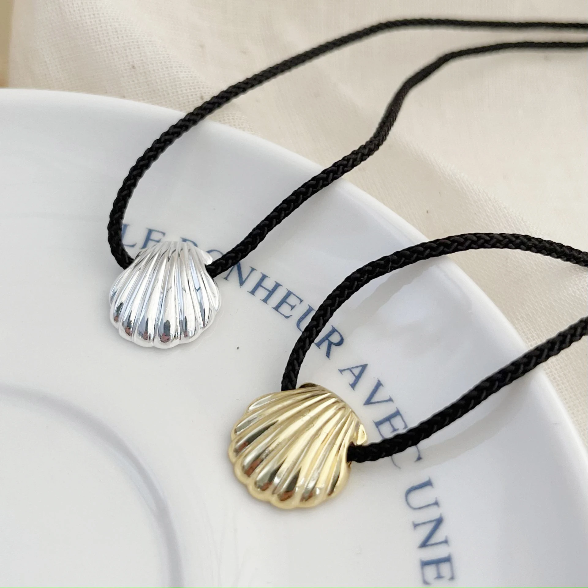 

Amaiyllis 925 Стерлинговое Серебро минималистическая ракушка Черная веревка ожерелье кулон нишевое солнечное солнце пляж ракушки ожерелье ювелирные изделия