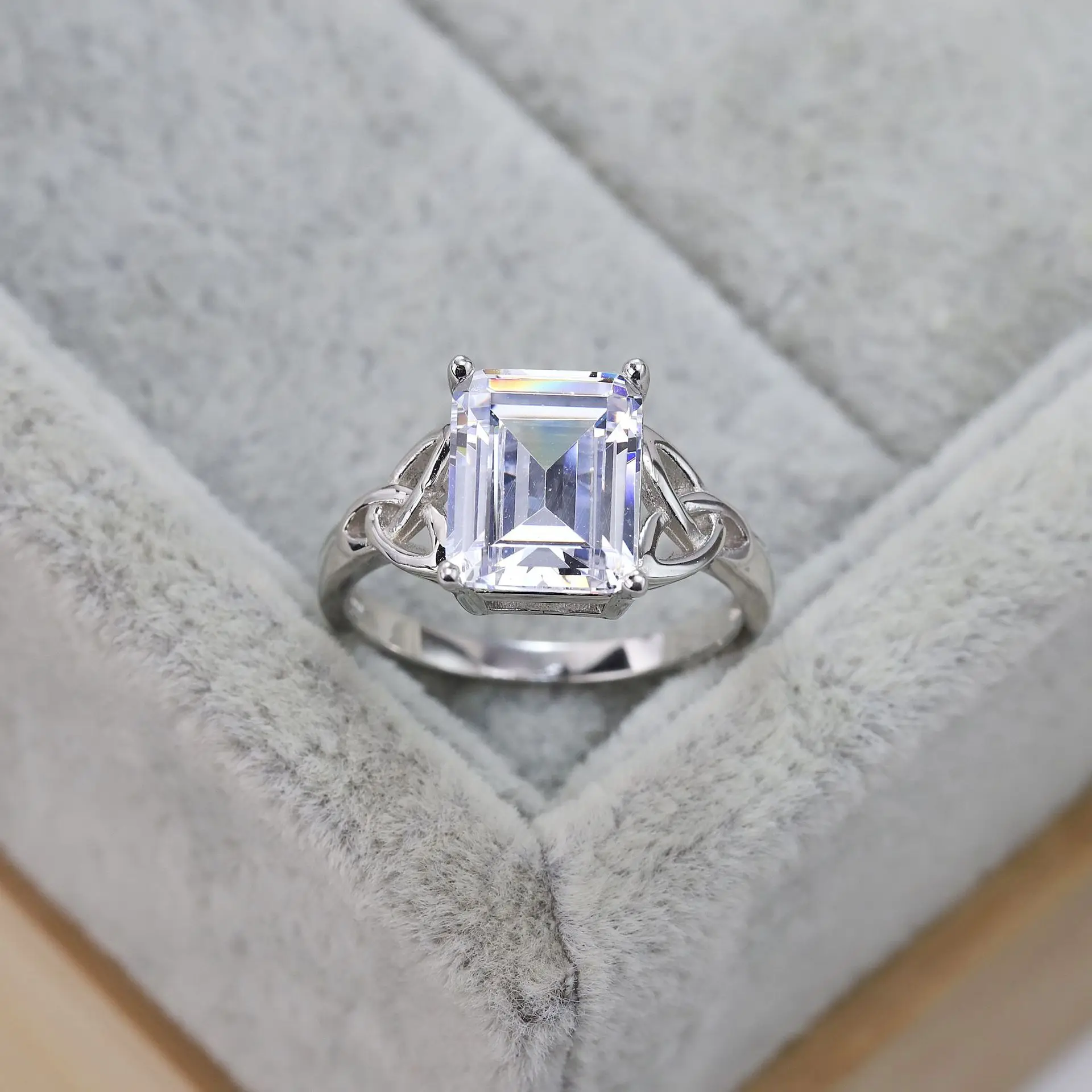 S925 sterling silver ring European and American simple design square zircon ring elegant personality ladies ring
S925 sterling silver ring European and American simple design square zircon ring elegant personality ladies ring
