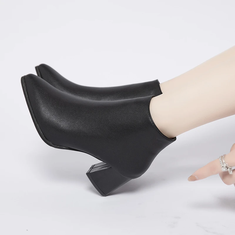 High Heel Short Tube Large Fashion Boots for Children In Winter New Style Plush Warm Pointy Side Zipper Comfortable Bare Boots
High Heel Short Tube Large Fashion Boots for Children In Winter New Style Plush Warm Pointy Side Zipper Comfortable Bare Boots