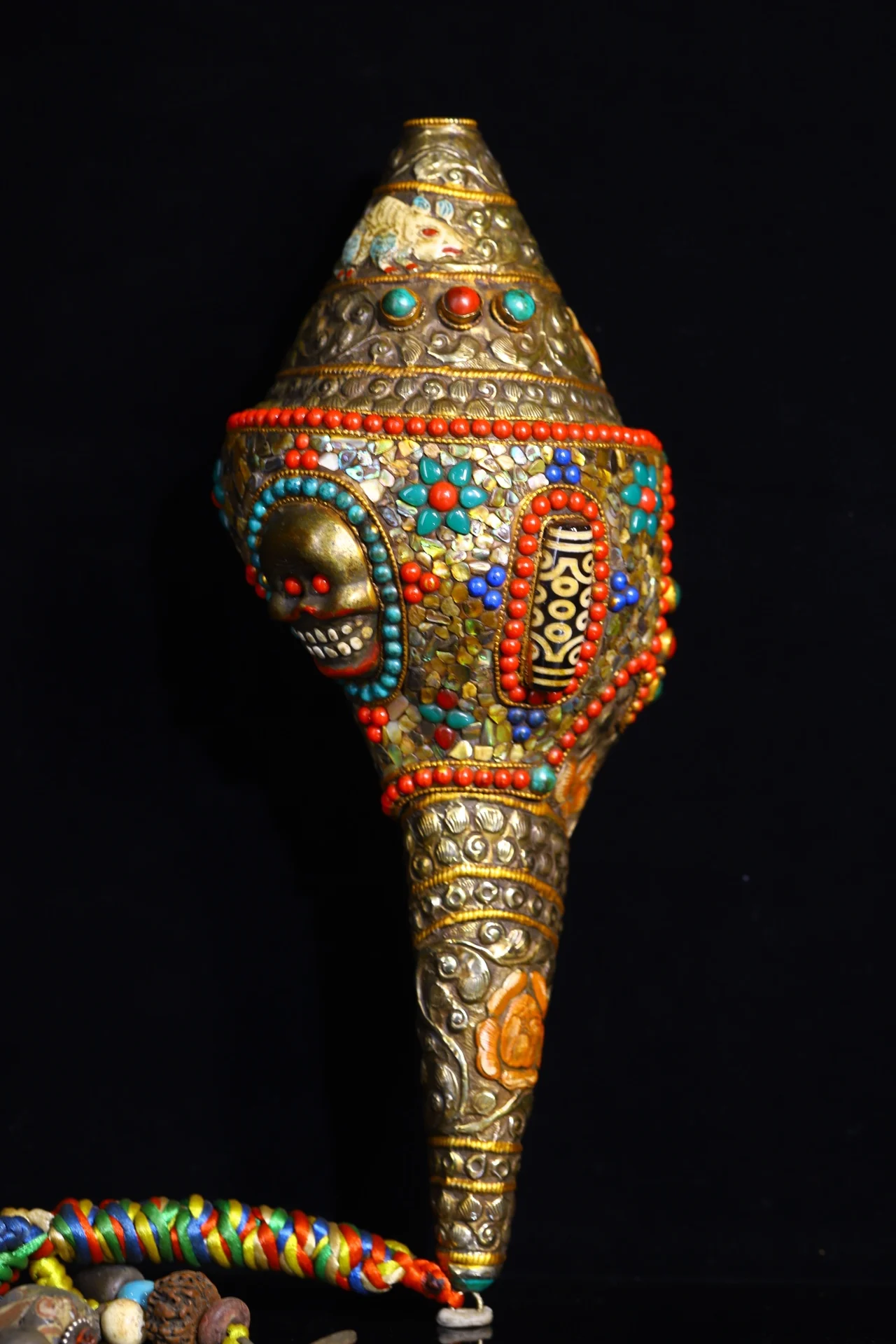 11"Tibetan Temple Collection Old Natural Conch Mosaic Gem gZi Beads Skull Head Buddha snails Dharma Amulet Townhouse Exorcism
11"Tibetan Temple Collection Old Natural Conch Mosaic Gem gZi Beads Skull Head Buddha snails Dharma Amulet Townhouse Exorcism