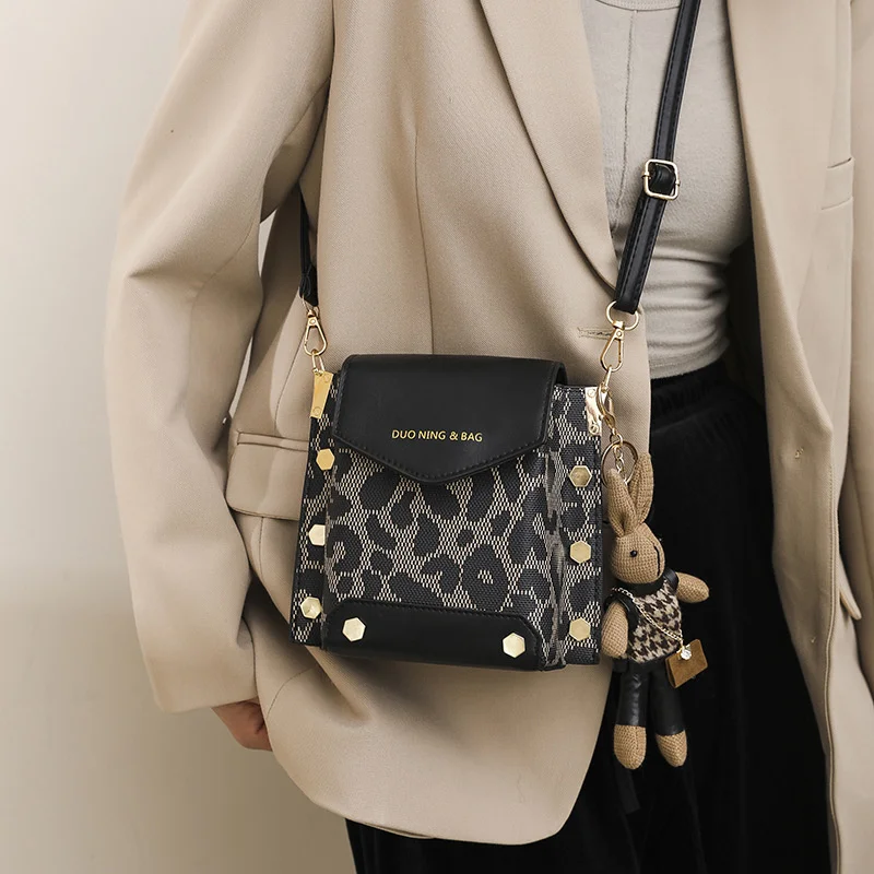 Autumn and winter LEOPARD PRINT MINI messenger bag women's 2021 new fashion ins leisure texture mobile phone bag
Autumn and winter LEOPARD PRINT MINI messenger bag women's 2021 new fashion ins leisure texture mobile phone bag